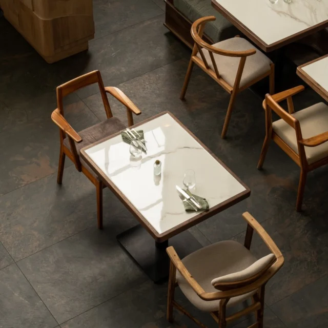 Restaurante De Miguel 

Un apuesta de mobiliario con carácter y personalidad. Piezas diferentes y únicas ambientan cada espacio . Diferentes diseños pero con materiales naturales y de altísimas calidad . 

Un gran reto y una gran felicidad ver habitado este espacio .

 📸 @tragaluz____ 

🍝 @restaurante.demiguel
