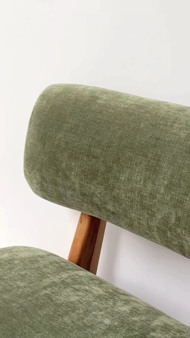 Un lugar para detener el tiempo.

Diseñada con curvas envolventes, tapizados suaves y la calidez natural de la madera maciza, La poltrona Nimbus combina ligereza visual con una sensación profunda de confort. Perfecta para espacios que valoran la calma, el diseño y la experiencia de sentarse.