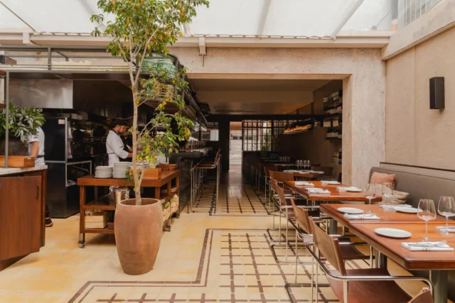 @cafedelestebog, un lugar que comparte nuestro mismo sentir: tradición, origen y talento local.

Cada elemento fue pensado y creado como parte integral de la experiencia del espacio.
Diseñado por @vastoestudio y fabricado por @‌canoracolombia, este proyecto refleja un trabajo colaborativo donde el diseño, la funcionalidad y la materialidad dialogan para construir un ambiente coherente y acogedor.

Fotografía: @vastoestudio