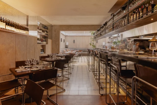@cafedelestebog Para este proyecto desarrollamos diferentes piezas en madera que acompañan la arquitectura y el funcionamiento del restaurante: mesas, mesa de pase, puertas, muebles de servicio y barra. Elementos que aportan calidez y carácter al espacio mientras responden a las necesidades operativas del lugar.

Cada pieza fue fabricada cuidadosamente para integrarse al lenguaje del proyecto, evidenciando nuestra capacidad de interpretar la visión de cada cliente y adaptarnos a sus requerimientos técnicos y estéticos.

Fotografía: @vastoestudio