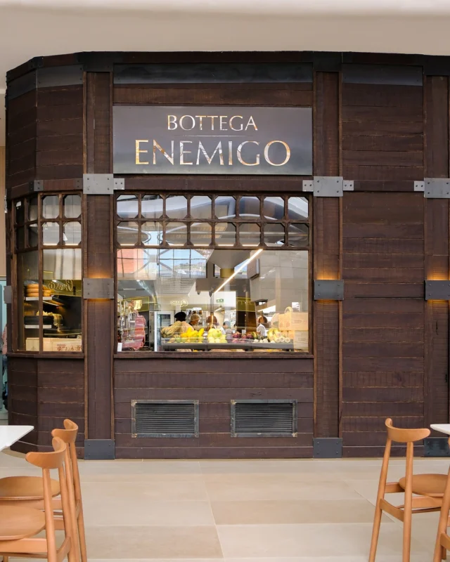 Es increíble pensar cómo esta fachada de madera natural puede estar ubicada en la mitad del @centrocomercialandino, en el corazón de Bogotá. Es una megaestructura de madera que separa el tráfico del centro comercial del fuego y del feeling que se busca comunicar en el interior. El simple olor de toda esa madera se siente a metros antes de entrar al restaurante.

Realmente uno se siente sumergido en la mitad de una cabaña, y tiene todo el sentido que la carne sea el protagonista en este espacio. Qué reto tan enorme trabajar de noche en un centro comercial, con esas estructuras que iban creciendo en la mitad del centro comercial mientras todos dormían. Gracias a @rdstudio.rd , a @jbadalacchi y a @jamal_m_b_ por confiar en nosotros.

Qué orgullo que estas apuestas tan ambiciosas sigan sucediendo en nuestra ciudad y poder ser parte de ellas.