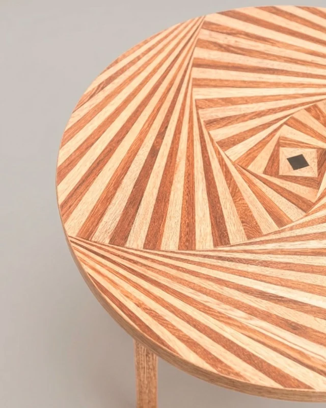 Mesa Tatacoa, adornada con un patrón sutil que imita las ondulaciones de la arena del desierto. Este patrón tallado, crea una textura visualmente atractiva y táctil que recuerda a las huellas del viento en la arena.