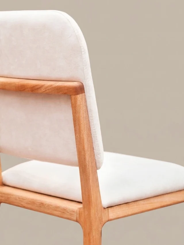 Detalles simples que se unen para darle forma y caracter a la silla SC, Cada detalle de su estructura ha sido cuidadosamente elaborada por expertos artesanos, resaltando la belleza de la madera en su forma más natural.